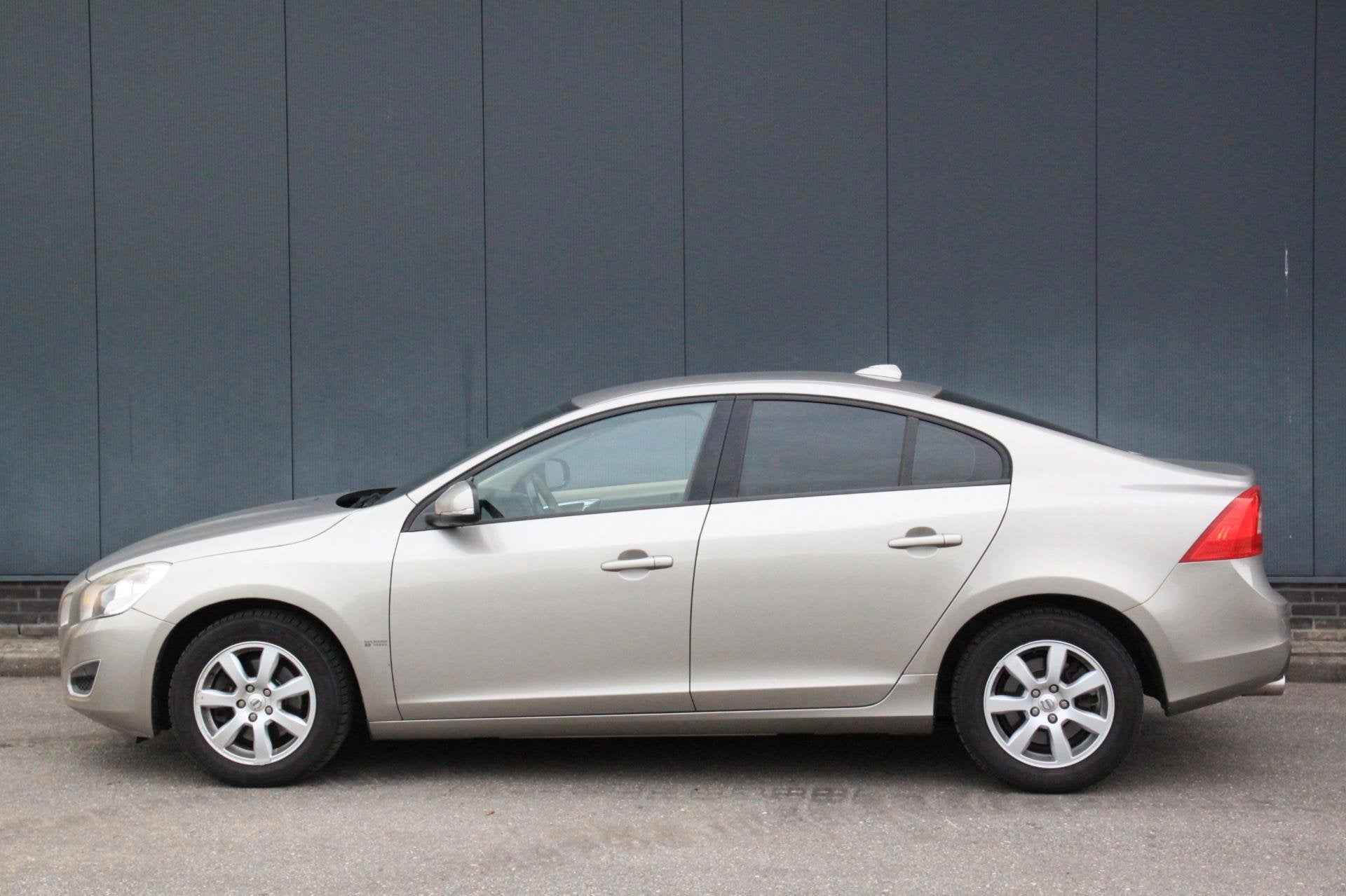 Volvo S60 1.6 T4 Kinetic Navigatie/Parkeersensor v,a/Apk 07-, Stof, Gebruikt, Beige, 4 cilinders
