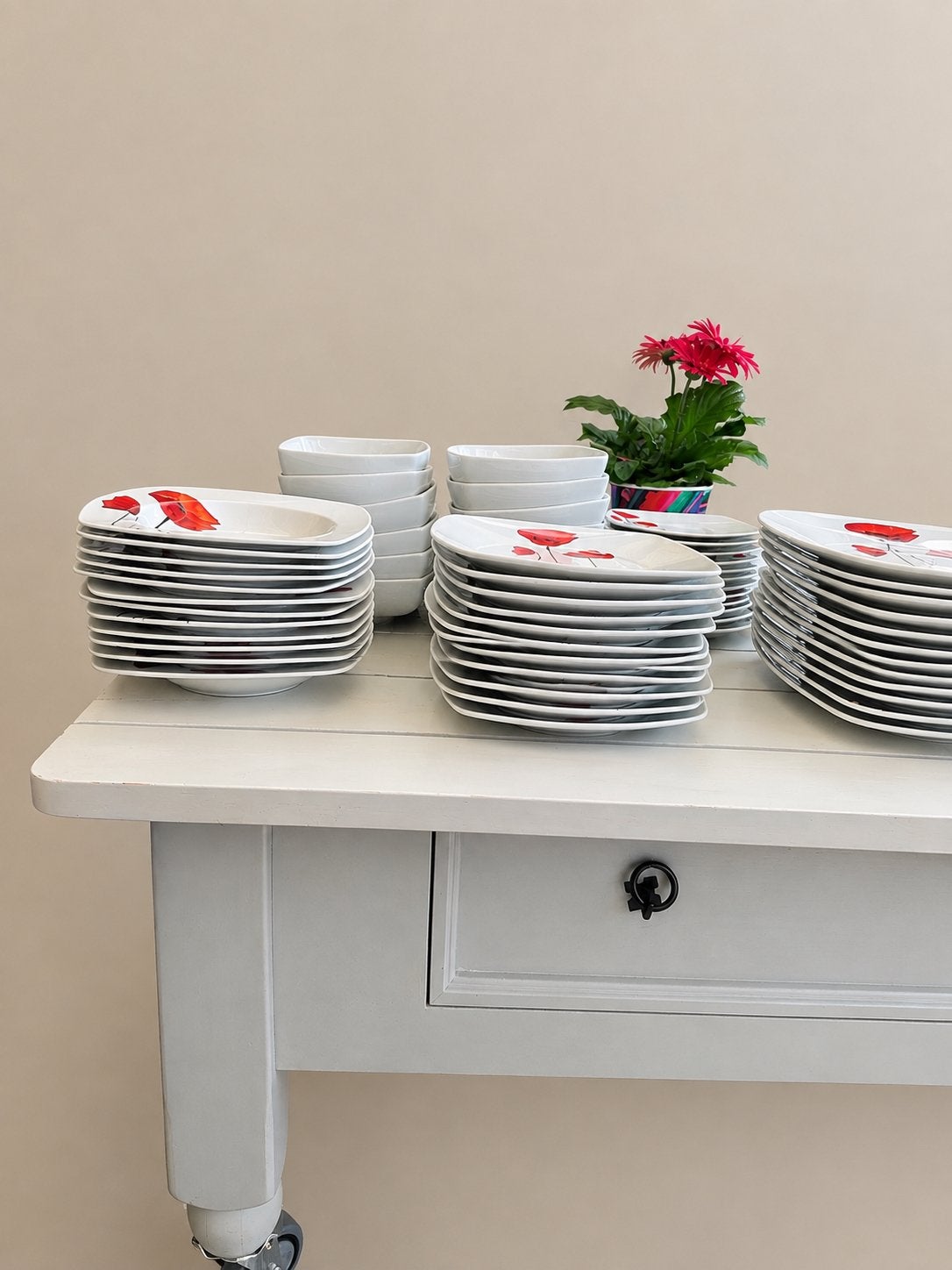 Compleet servies met klaproos design - 62delig, Ophalen, Keramiek, Zo goed als nieuw, Modern
