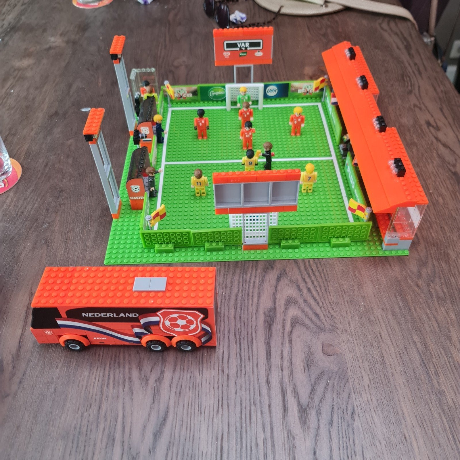 Nederlands lego voetbalstadion met spelers bus, Ophalen