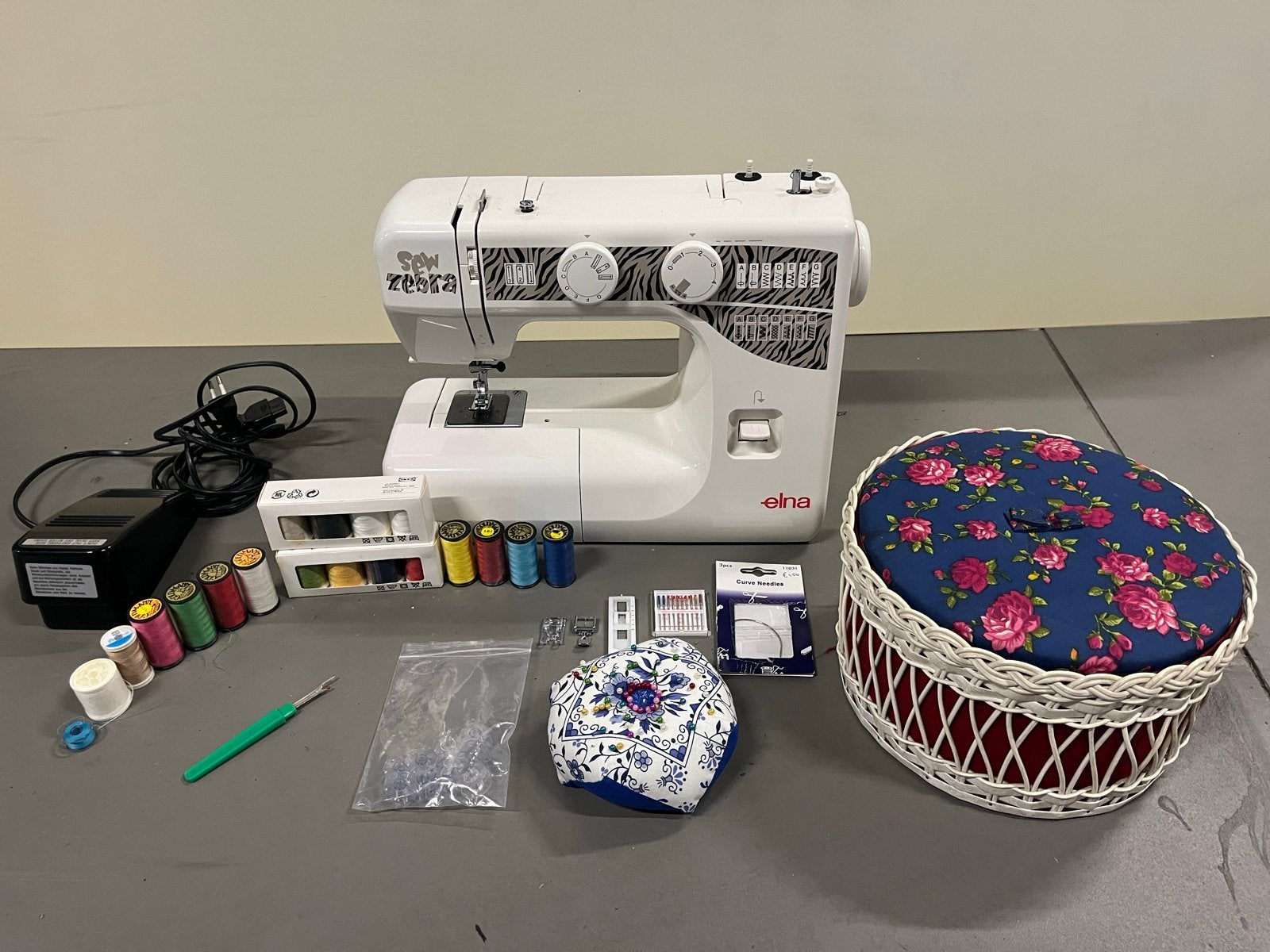 Elna Sew Zebra Naaimachine met veel accessoires en naaidoos, Ophalen, Gebruikt, Naaimachine, Overige merken