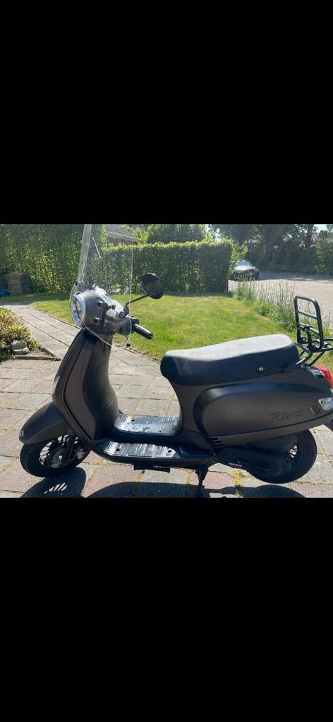 Taupekleurige Scooter - Snelheid 40km/u, inclusief 2  helmen, Ophalen