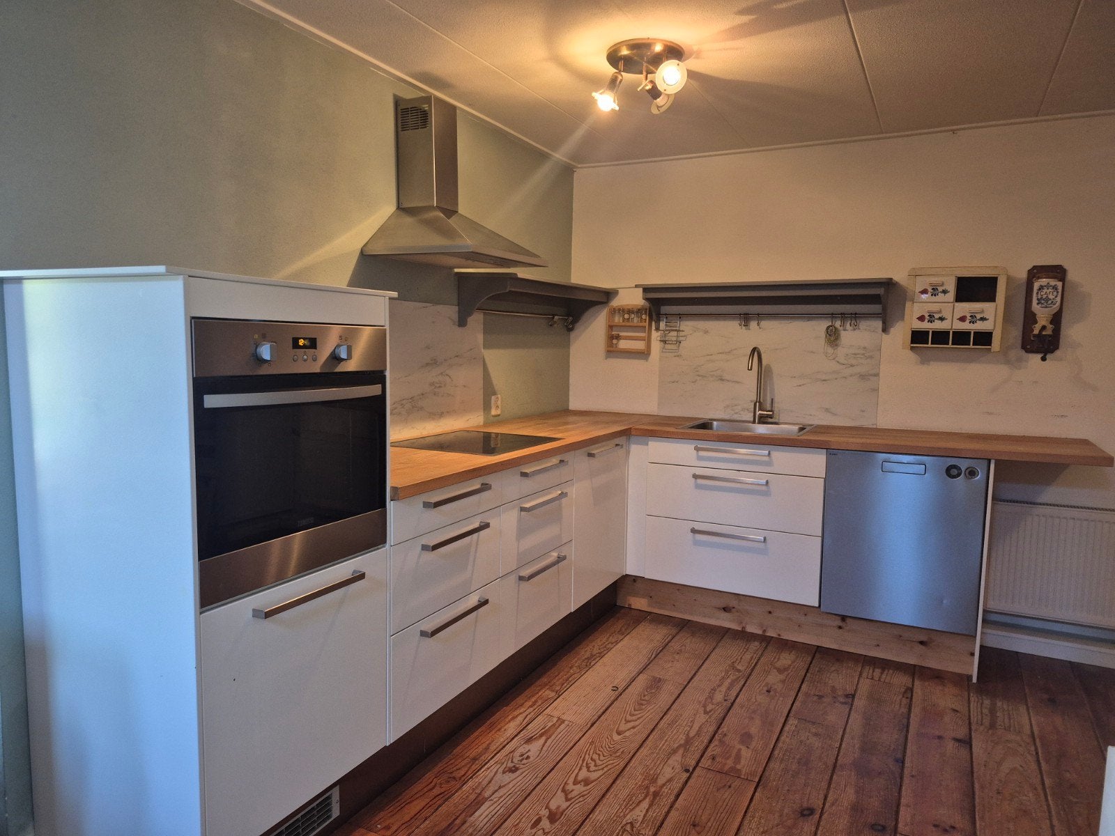 L vormige keuken, wit met houten blad en inbouwapparatuur, Ophalen, Gebruikt, Wit, Hoekkeuken