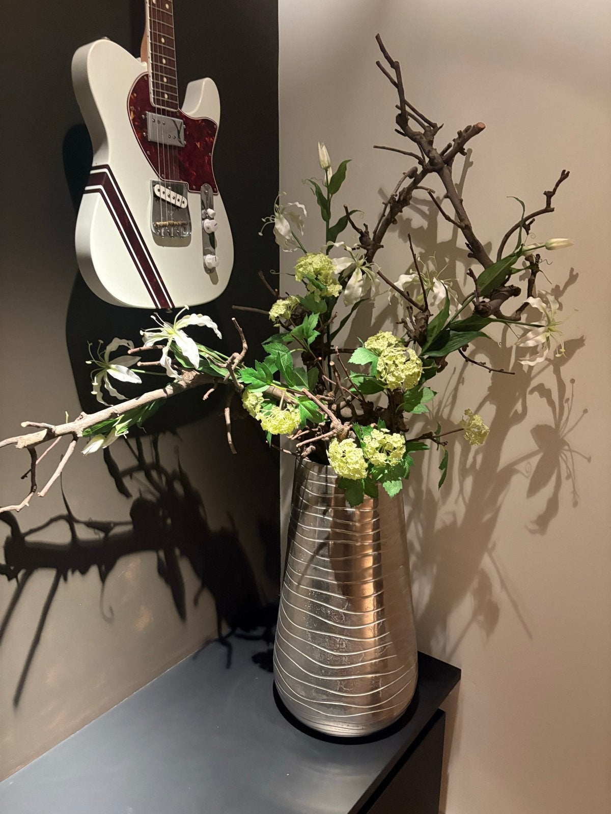 Grote zilverkleurige vaas met kunstbloemen en takken, Inclusief decoratie, Ophalen of Verzenden, Zo goed als nieuw, Metaal