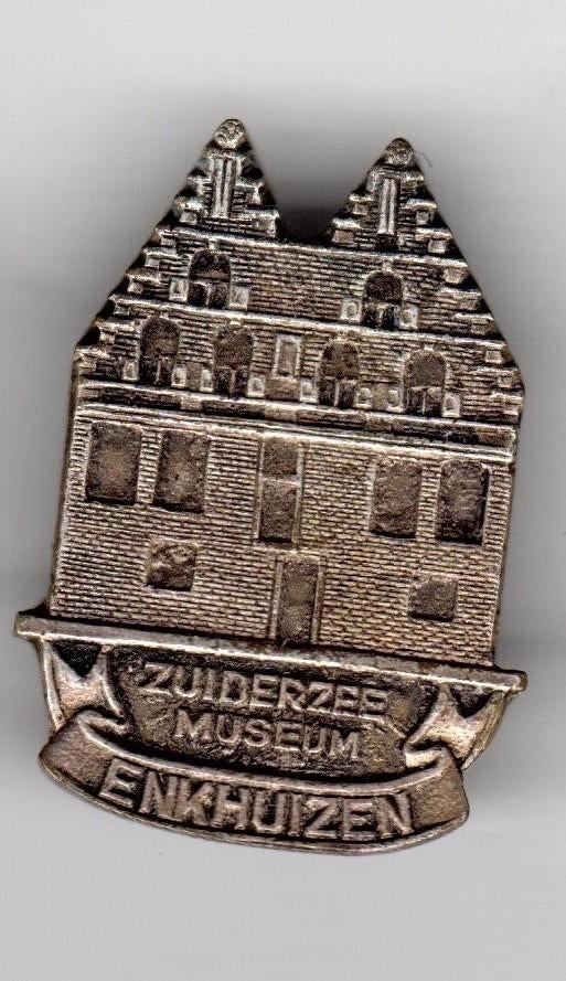 BROCHE GEBOUW ZUIDERZEE MUSEUM ENKHUIZEN (A8), Ophalen of Verzenden, Gebruikt, Overige onderwerpen