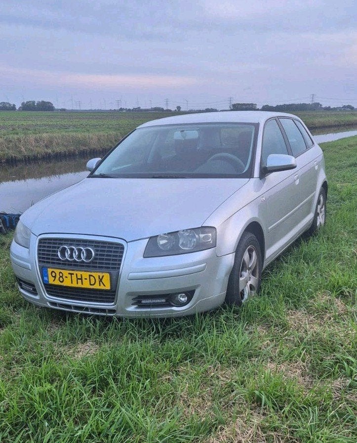 Audi A3 1.6 Benzine   sportback Attraction, Voorwielaandrijving, Stof, 4 cilinders, 1600 cc