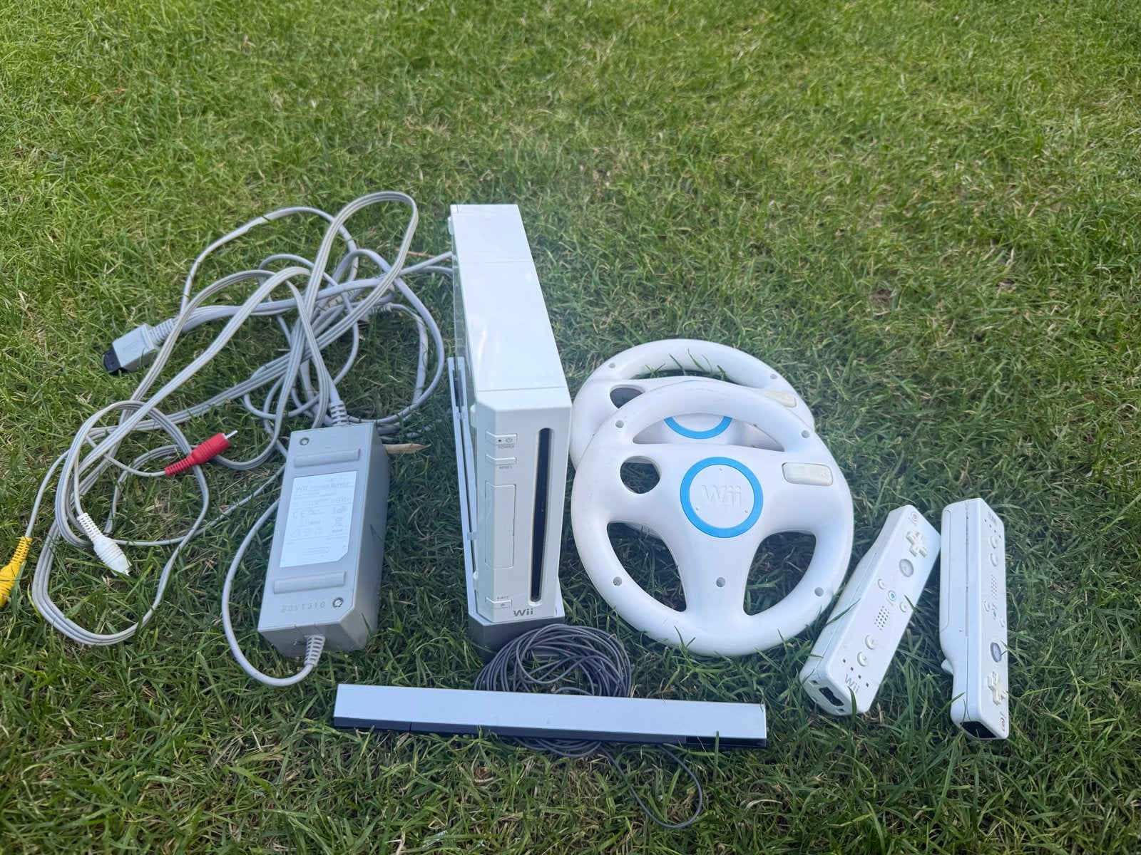 Wii Console met 15 spellen 2 controllers 2 stuurtjes 2 mic, Spelcomputers en Games, Ophalen of Verzenden, Gebruikt, Met 2 controllers