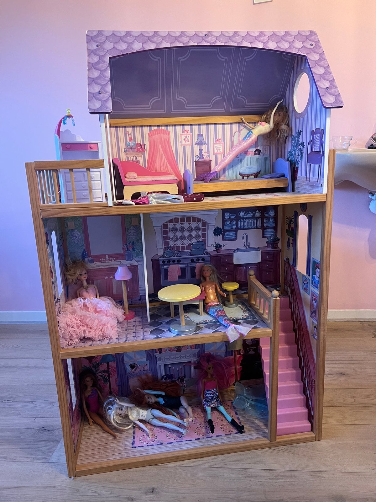 Groot Kidkraft Poppenhuis met Meubels (en wat barbies), Kinderen en Baby's, Ophalen, Gebruikt, Poppenhuis