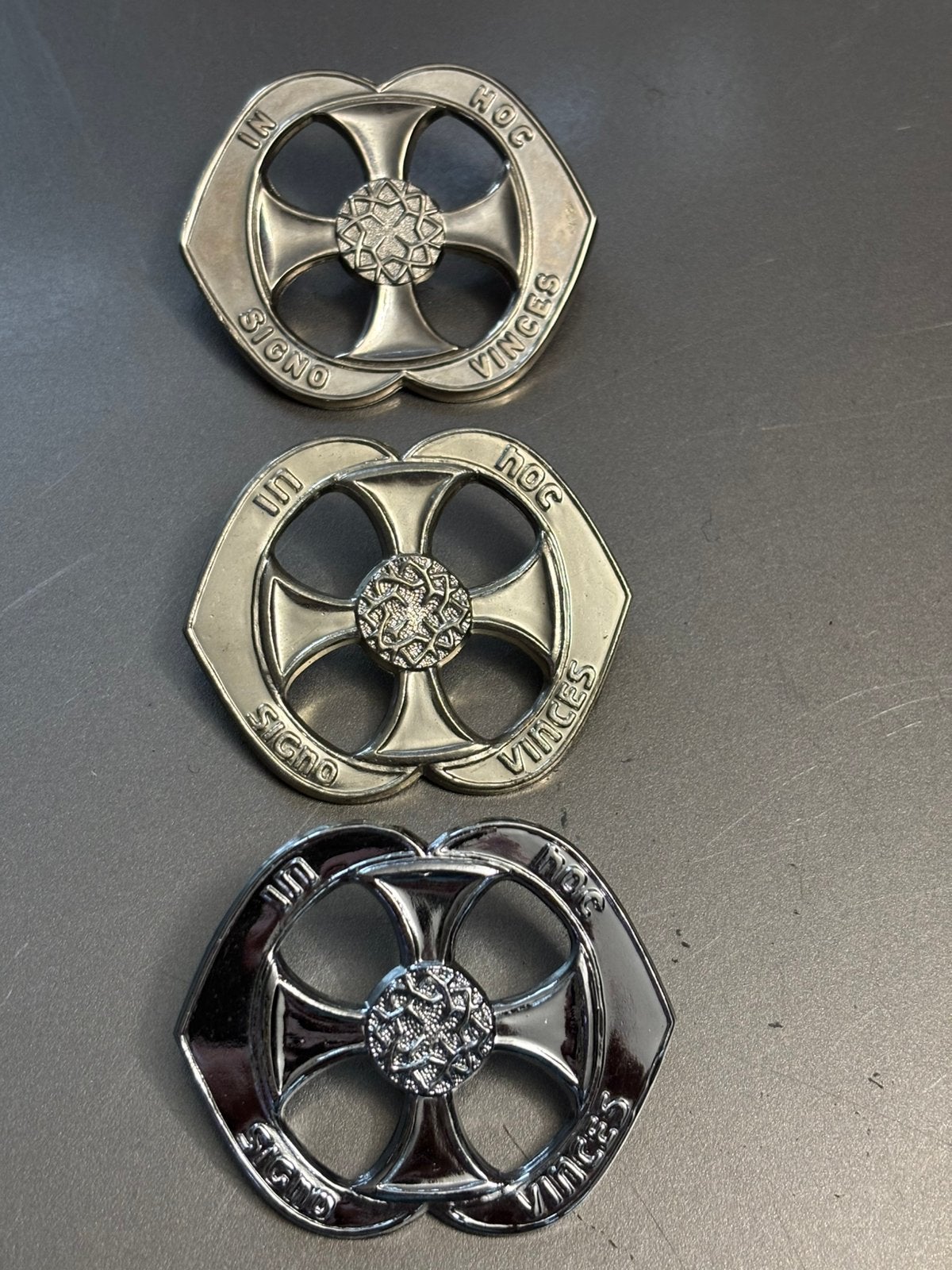 3 verschillende slagen baretembleem aalmoezenier, Verzenden, Landmacht, Nederland, Embleem of Badge