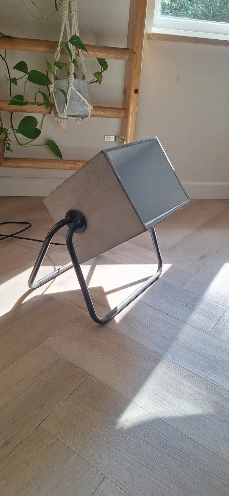 Stoere vloerlamp in beton gegoten / schijnwerper, Huis en Inrichting, Lampen | Vloerlampen, Gebruikt, Minder dan 100 cm, Modern
