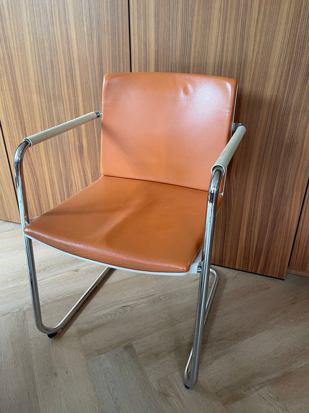 Wilkhahn Stoel - Oranje Leer en Chroom, Huis en Inrichting, Stoelen, Ophalen, Gebruikt, Overige kleuren, Leer