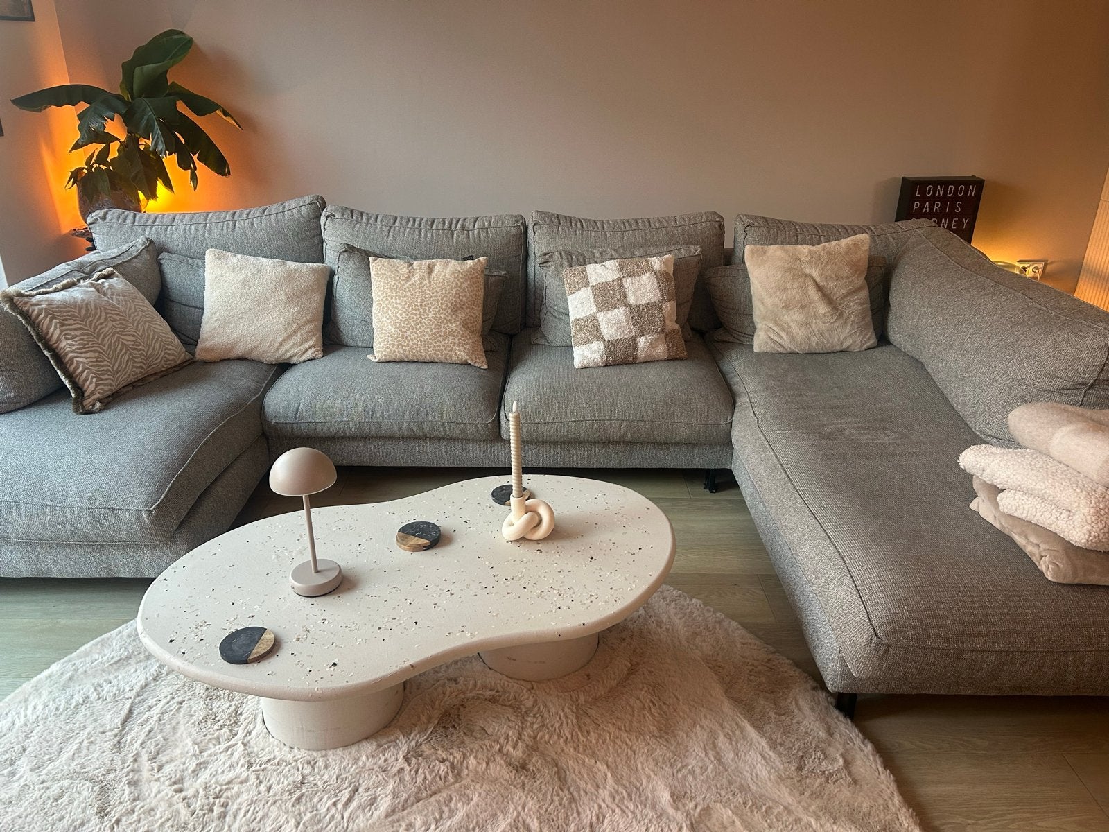 Grijze loungebank u vorm - comfortabel en stijlvol, Huis en Inrichting, Banken | Bankstellen, Ophalen, Gebruikt, Hoekbank, 300 cm of meer