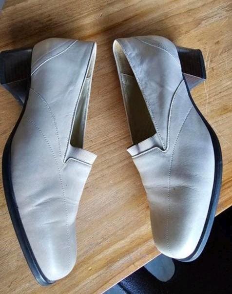 Mooie beige instappers van het merk Durea, 4,5 H 37,5, Kleding | Dames, Schoenen, Durea, Ophalen of Verzenden, Zo goed als nieuw
