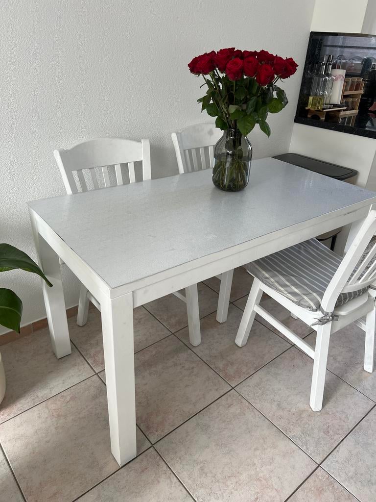 Eettafel met 4 stoelen - 140x70 cm, Tuin en Terras, Tuinsets en Loungesets, Ophalen of Verzenden, Zo goed als nieuw, Eettafel