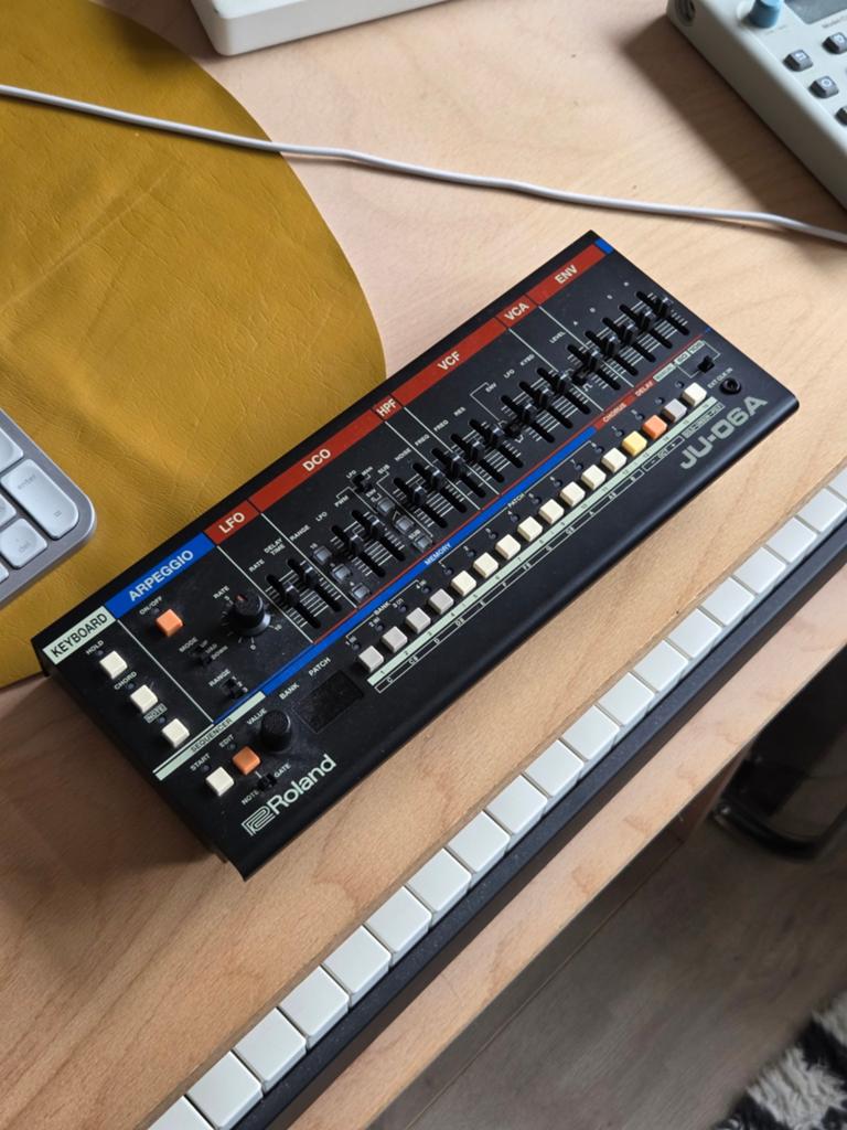 Roland JU-06A, Muziek en Instrumenten, Roland, Zo goed als nieuw, Met midi-aansluiting, Overige aantallen