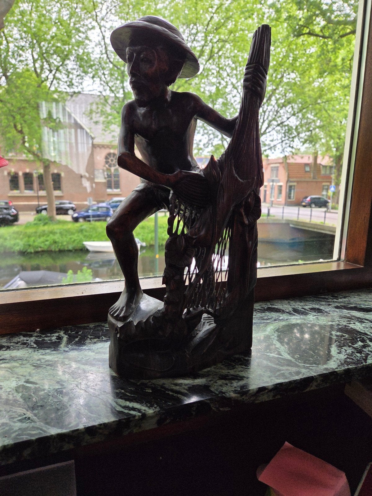 Houten Beeld Visser met Net - Handgesneden, Ophalen of Verzenden, Handgemaakt, 20 - 50 cm, Beeld