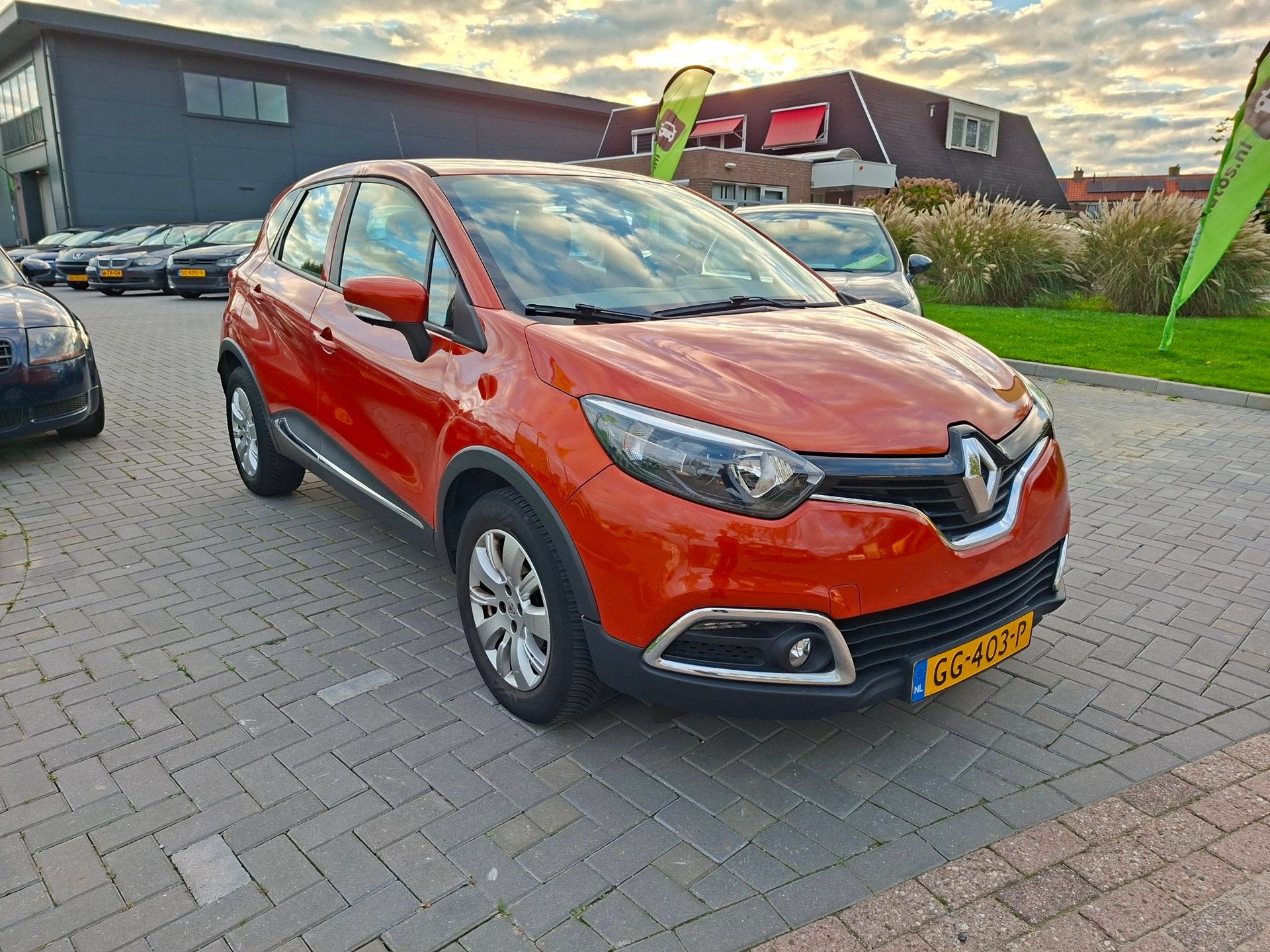 Renault Captur 0.9 TCe Expression / Goede auto / Nieuwe APK, Auto's, Voorwielaandrijving, Gebruikt, Bruin, 49 €/maand