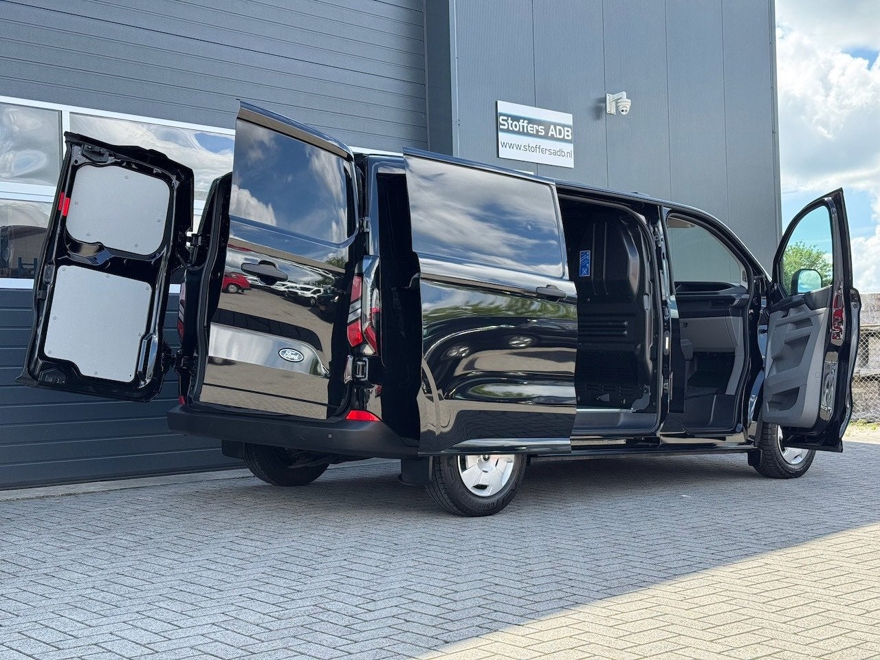 Ford Transit Custom 320 2.0 TDCI L1H1 Trend 136pk | Navi | E, Auto's, Bestelauto's, 1803 kg, Gebruikt, 4 cilinders, Zwart