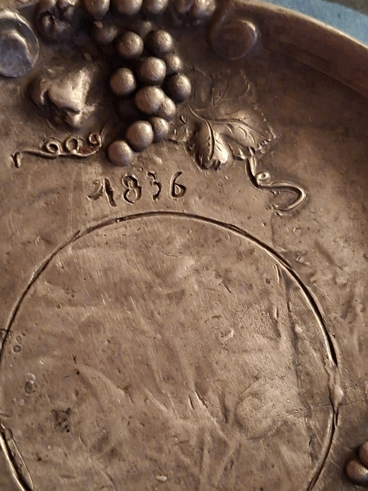 Antieke tinnen schaal met druivenmotief, gedateerd 1836, Antiek en Kunst, Ophalen