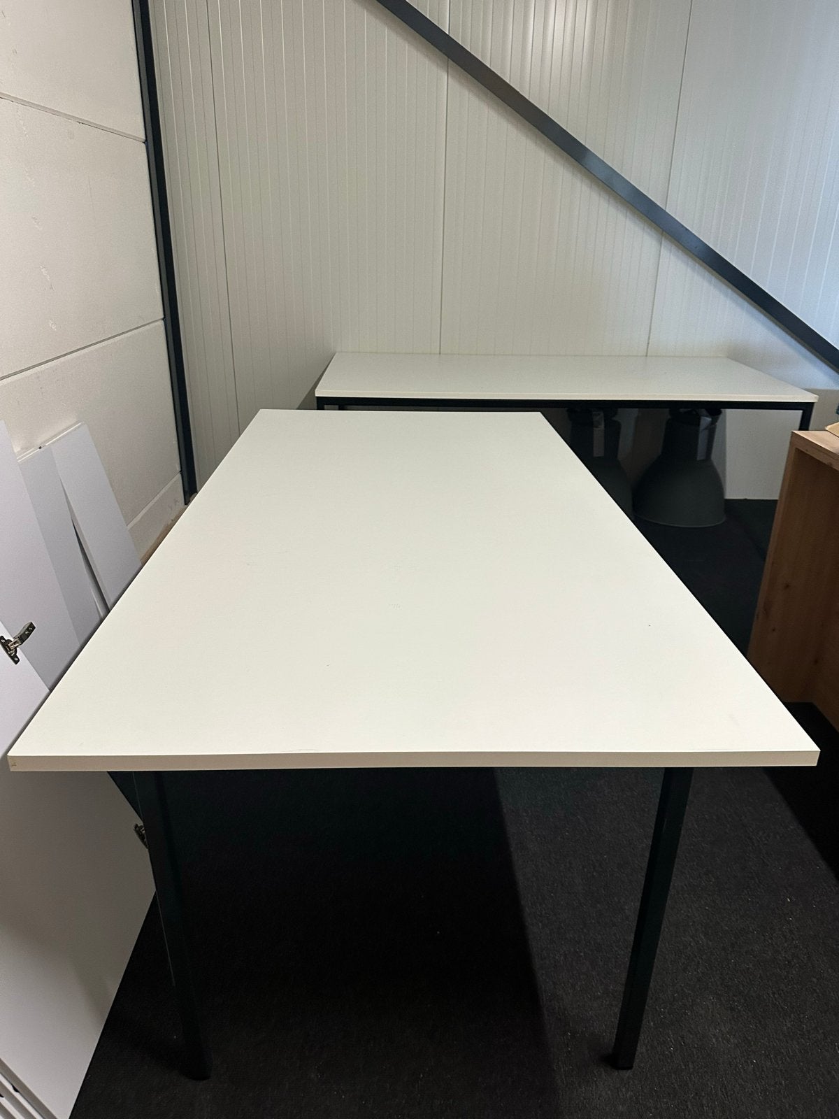 Wit rechthoekig bureau/tafel met zwarte metaal onderstel, Ophalen, Zo goed als nieuw