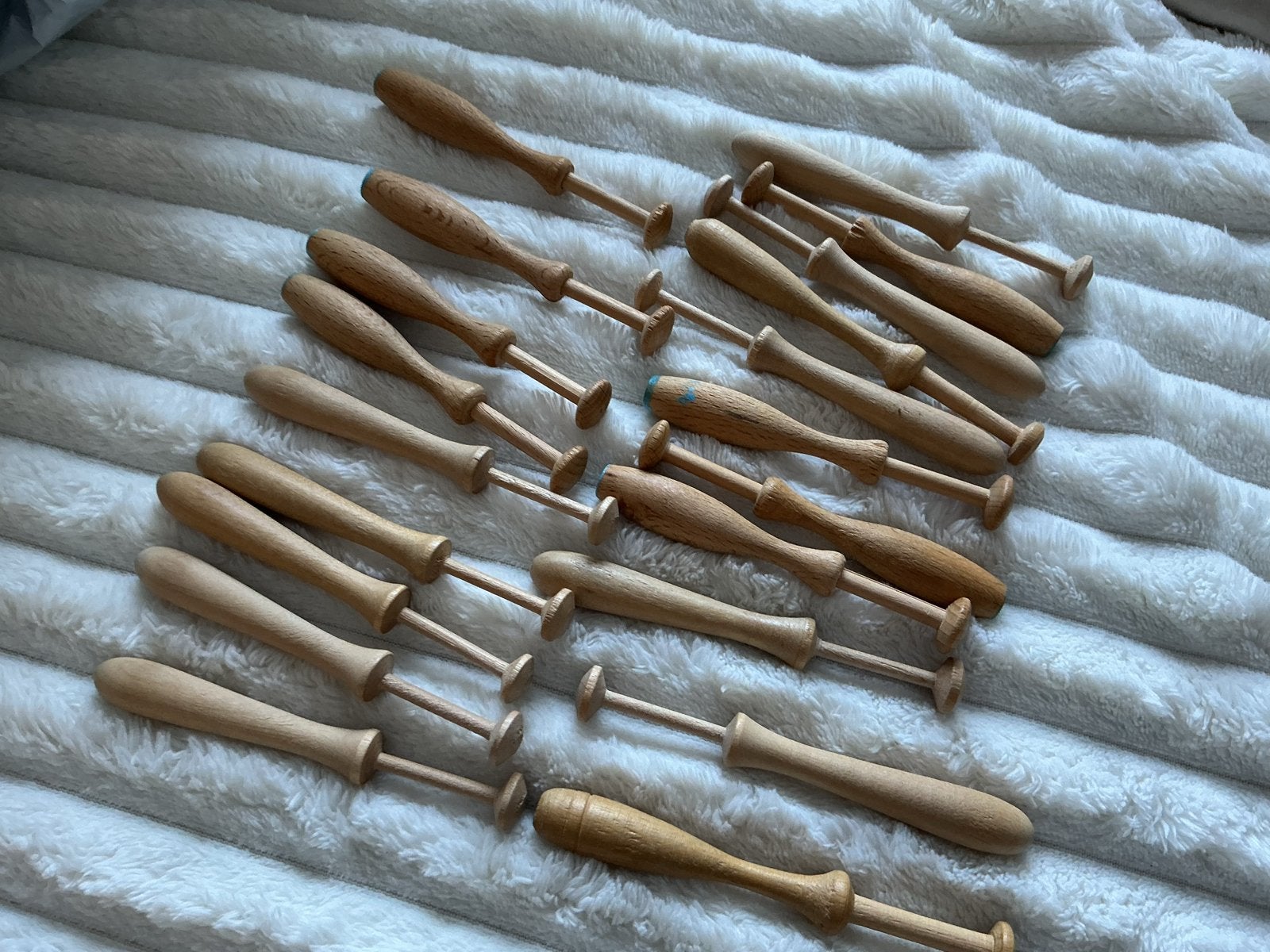 25 houten klosjes voor kantklossen, Hobby en Vrije tijd, Kantklossen, Ophalen of Verzenden, Gebruikt, Klos(sen)