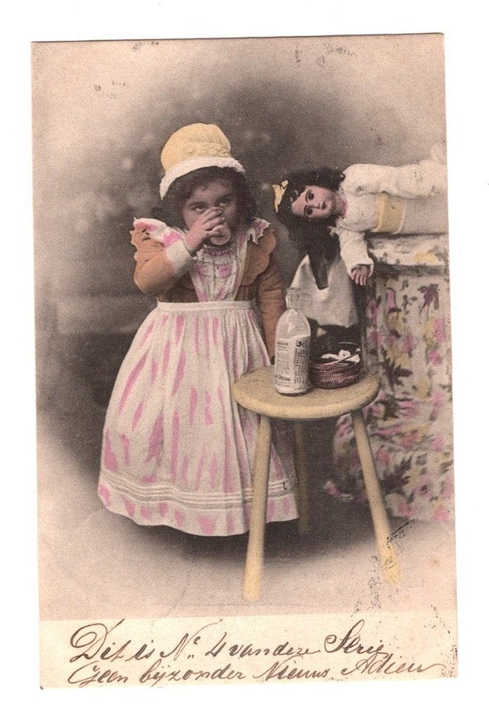 Antieke Fotokaart Meisje met Medicijnflesje Gelopen 1903, Ophalen of Verzenden, Voor 1920, Gelopen, Kinderen
