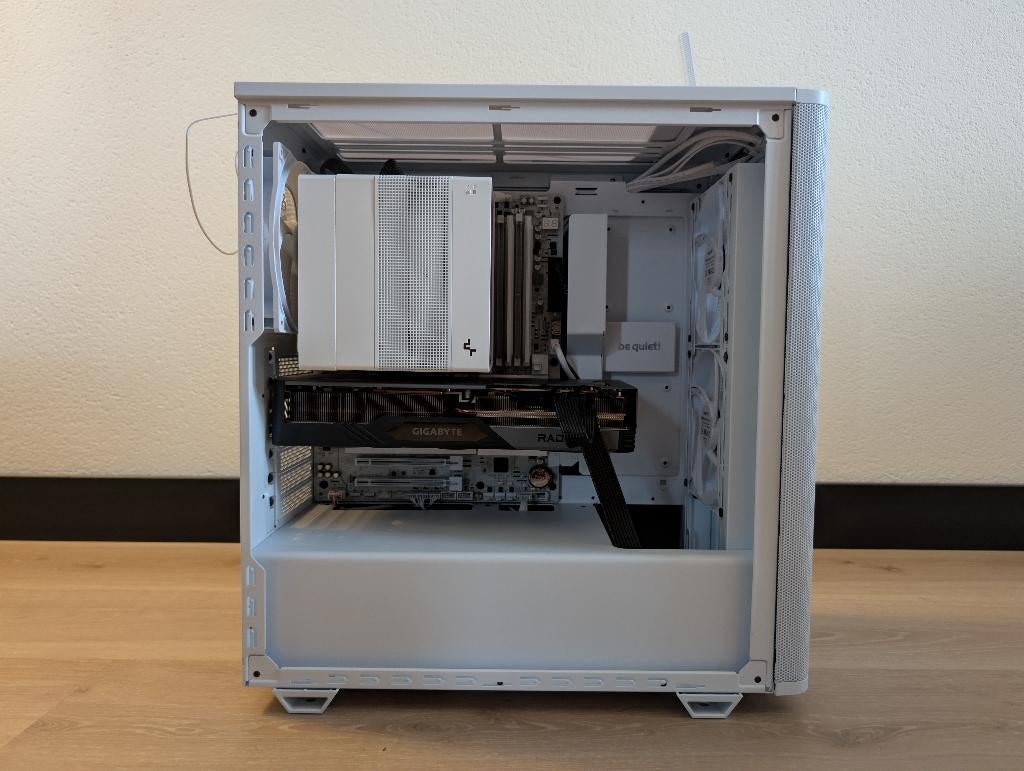 Gaming Desktop - 9800X3D & 7900 GRE, Computers en Software, Desktop Pc's, Ophalen, 32 GB, Zelfgebouwde PC, Zo goed als nieuw