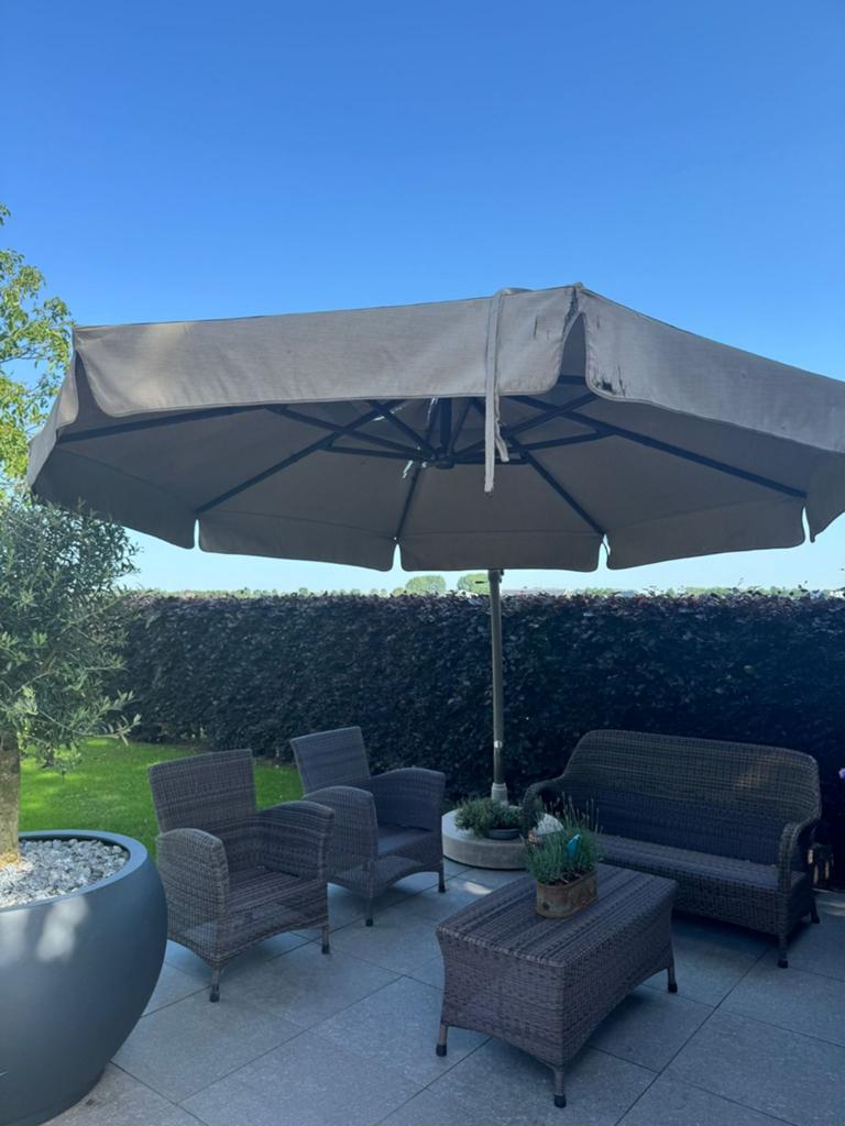 Grote parasol met voet - lichte schade, Ophalen, Gebruikt, 3 tot 4 meter, Zweefparasol