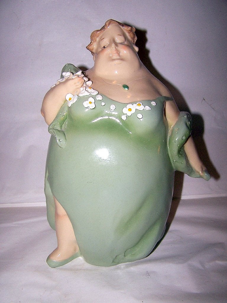Vrolijk keramisch beeld van een dikke dame in groene jurk., Handgemaakt, Ophalen of Verzenden, 20 - 50 cm, Steen of Keramiek