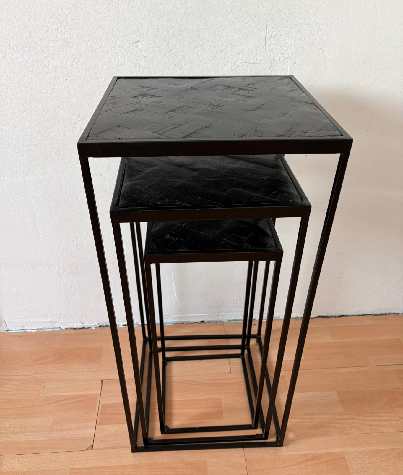 Mangohoutonline bijzettafel Dayton Black st v 3 Zwart Mahon, Ophalen, Minder dan 55 cm, Vierkant, Zo goed als nieuw