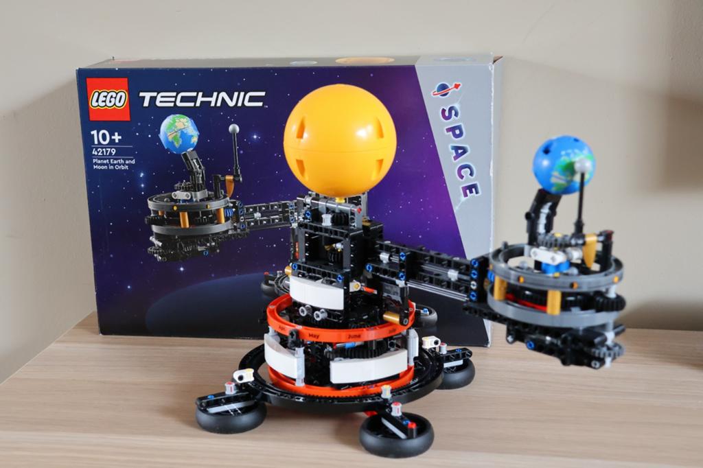 LEGO Technic 42179 Planeet Aarde en Maan in Baan, Compleet, Lego, Ophalen of Verzenden, Zo goed als nieuw