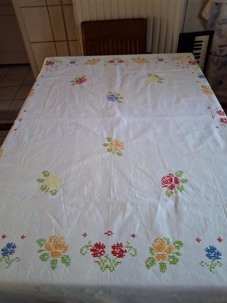 Tafellaken handgeborduurd 1m17 bij 1m50, Ophalen of Verzenden, Rechthoek