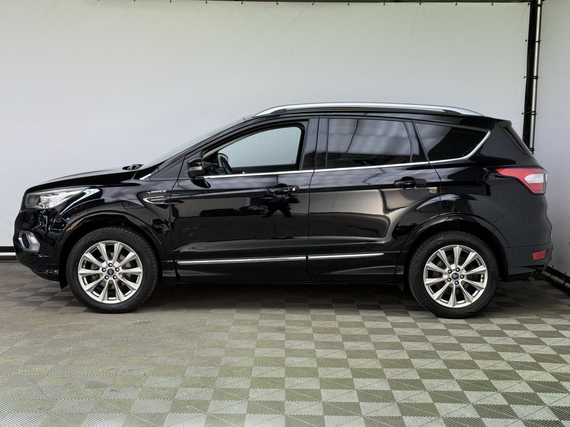 Ford Kuga 1.5 EcoBoost Vignale Zeer Compleet (bj 2018), Auto's, 4 cilinders, Zwart, Leder, Bedrijf