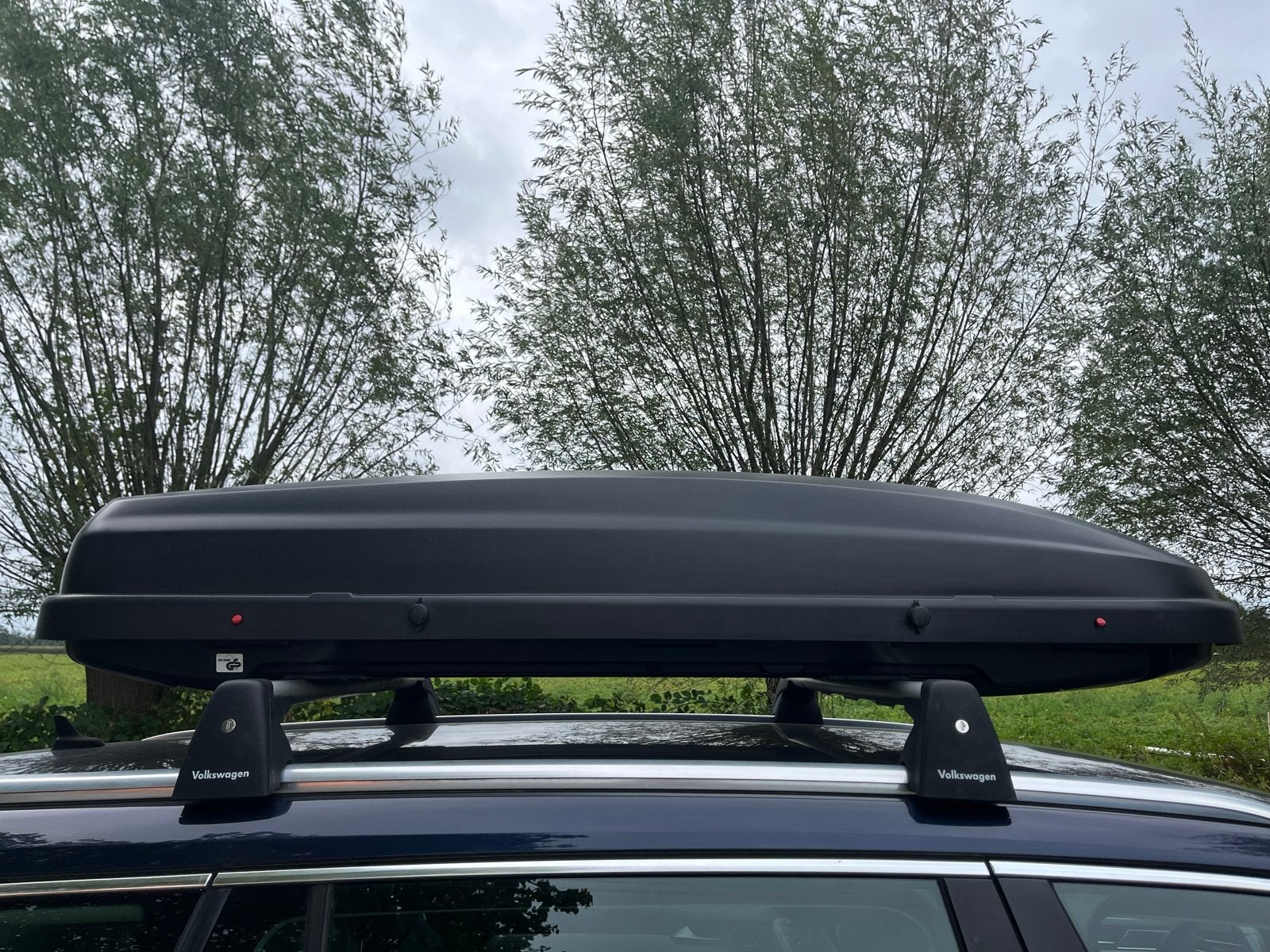 VW Passat B8 dakdragers + 340L dakkoffer (origineel), Auto diversen, Ophalen, Zo goed als nieuw