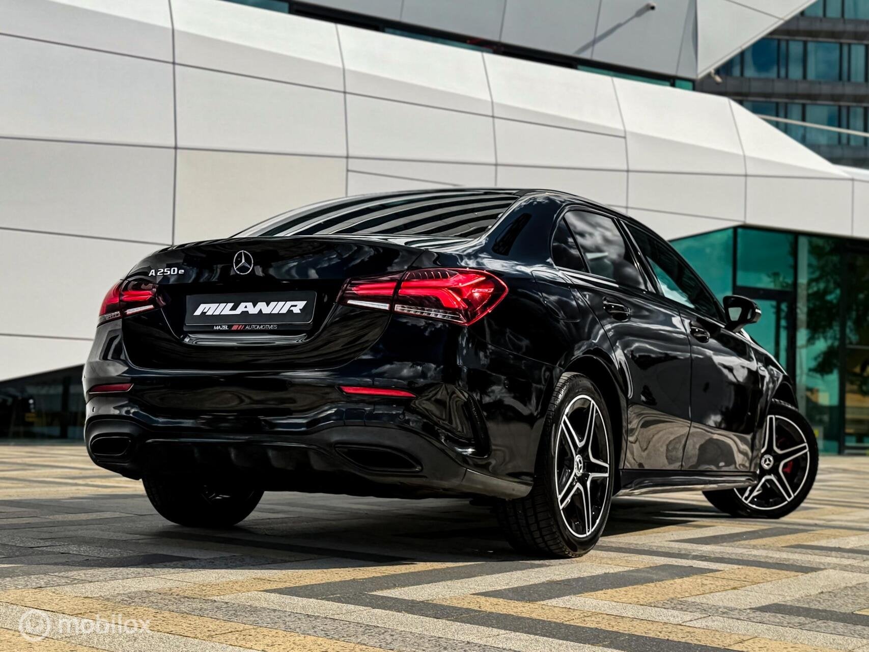 Mercedes A-klasse 250 e AMG Line | Black on Black | Carplay, Auto's, Mercedes-Benz, Gebruikt, 4 cilinders, Zwart, 218 pk