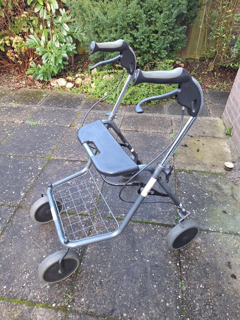 Rollator, verstelbaar en inklapbaar met zitgedeelte, Ophalen