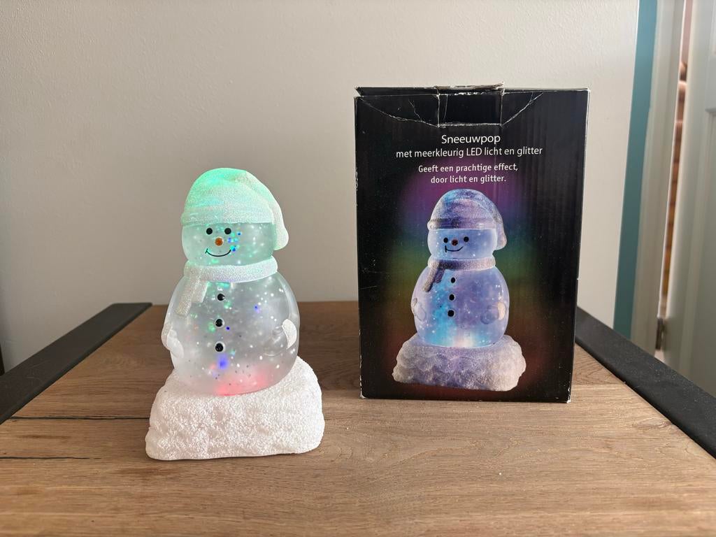 Sneeuwpop met meerkleurig led licht en glitter., Diversen, Kerst, Ophalen of Verzenden