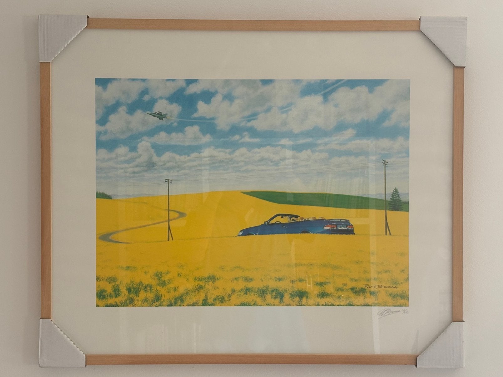 Afbeelding Saab cabrio in bloemenveld  in lijst, Ophalen, 68 cm, 83 cm, Met afbeelding
