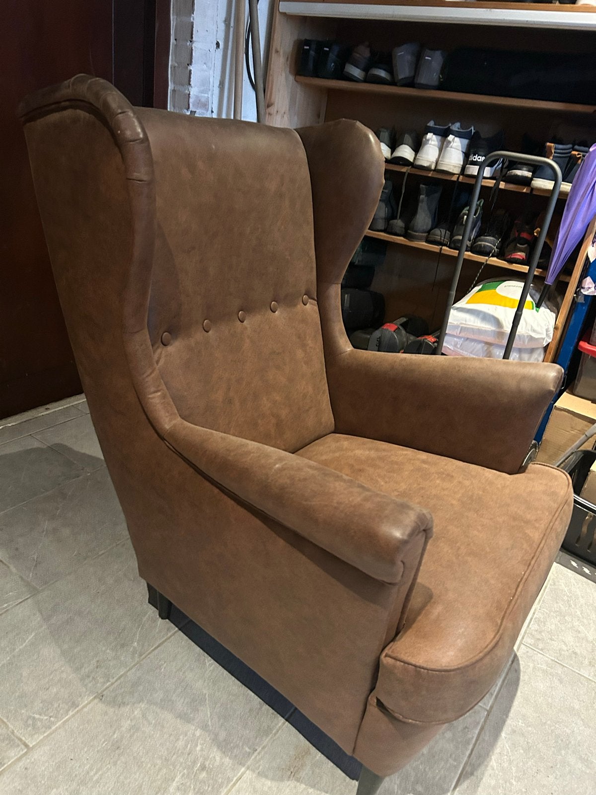 Comfortabele bruine fauteuil Ikea strandmon  (ZGAN), Ophalen, Zo goed als nieuw, Kunststof, 75 tot 100 cm