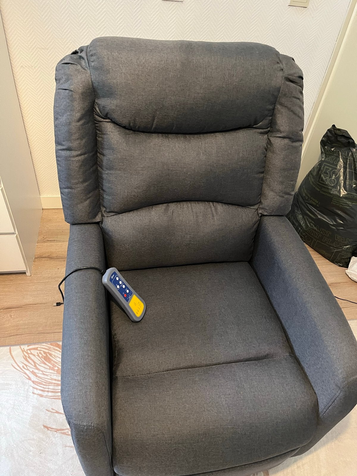 Comfortabele grijze massage stoel met afstandsbediening