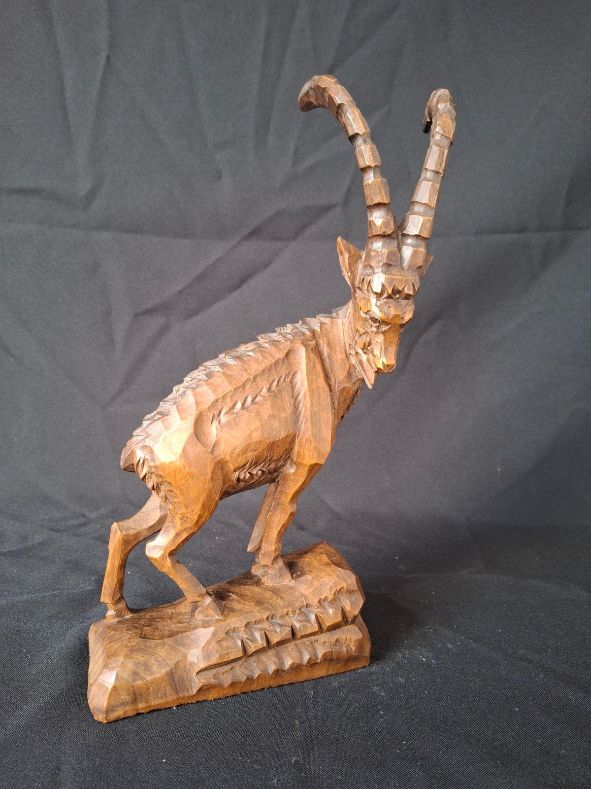 Handgesneden houten steenbok sculptuur, Ophalen of Verzenden, 20 - 50 cm, Beeld, Hout