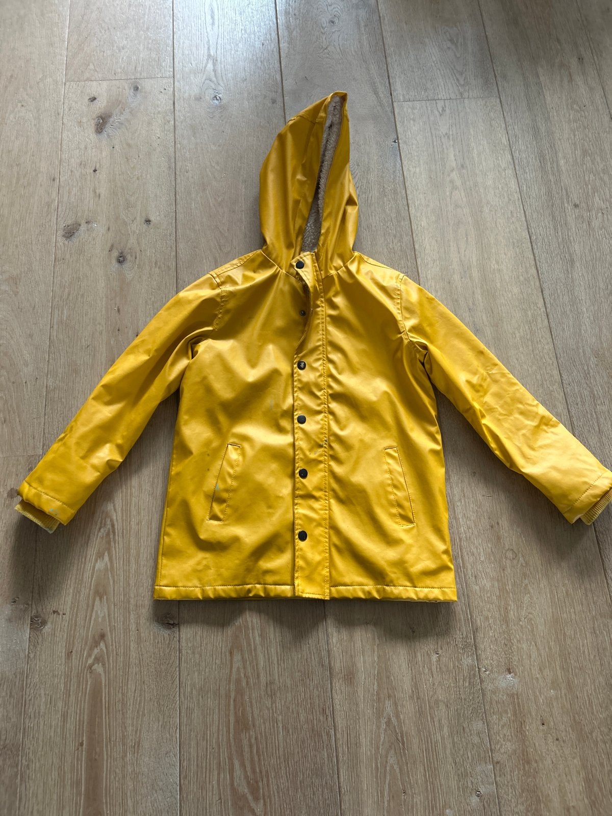 Gele regenjas HEMA maat 134/140, Kinderen en Baby's, Kinderkleding | Maat 134, Ophalen, Gebruikt, Jongen of Meisje, Jas