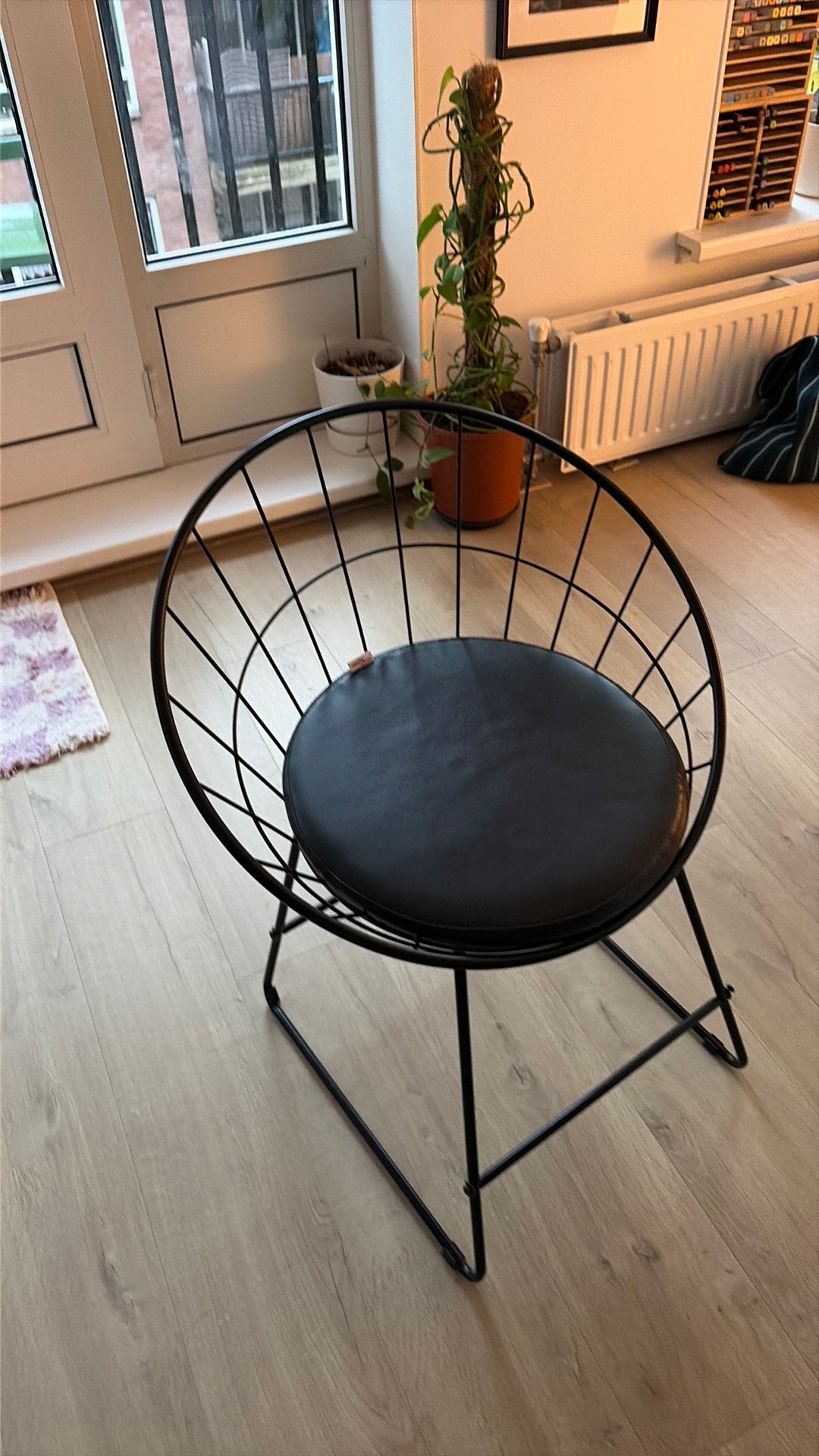 2 Black Lounge Chairs with Cushions – Very Good Condition, Ophalen, Zo goed als nieuw, Zwart, Eén