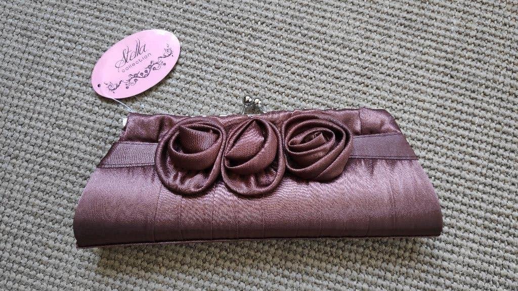 Stijlvolle bruine clutch, geplooide zijden, 3 roosjes NIEUW, Ophalen of Verzenden, Nieuw, Bruin, Avondtasje