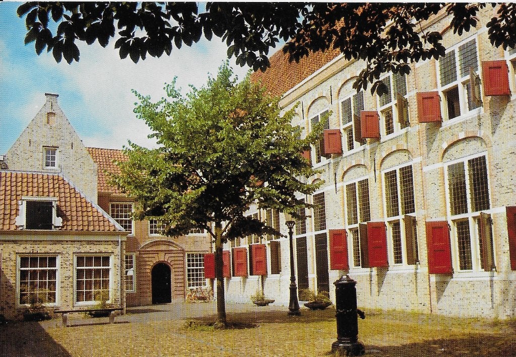 Gouda binnenplaats weeshuis ongelopen ansichtkaart ( 711 ), Ophalen of Verzenden, 1980 tot heden, Ongelopen, Zuid-Holland
