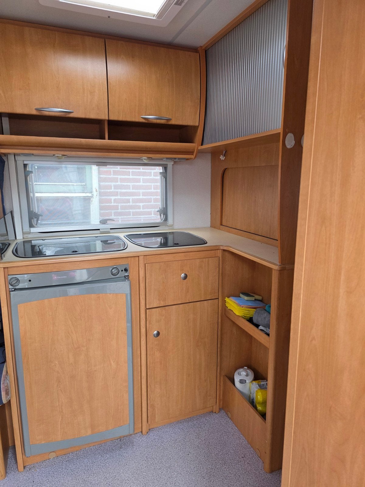 Ruime en complete caravan met comfortabele indeling, Caravans en Kamperen, Caravans, Vast bed, Rondzit, Particulier, Koelkast