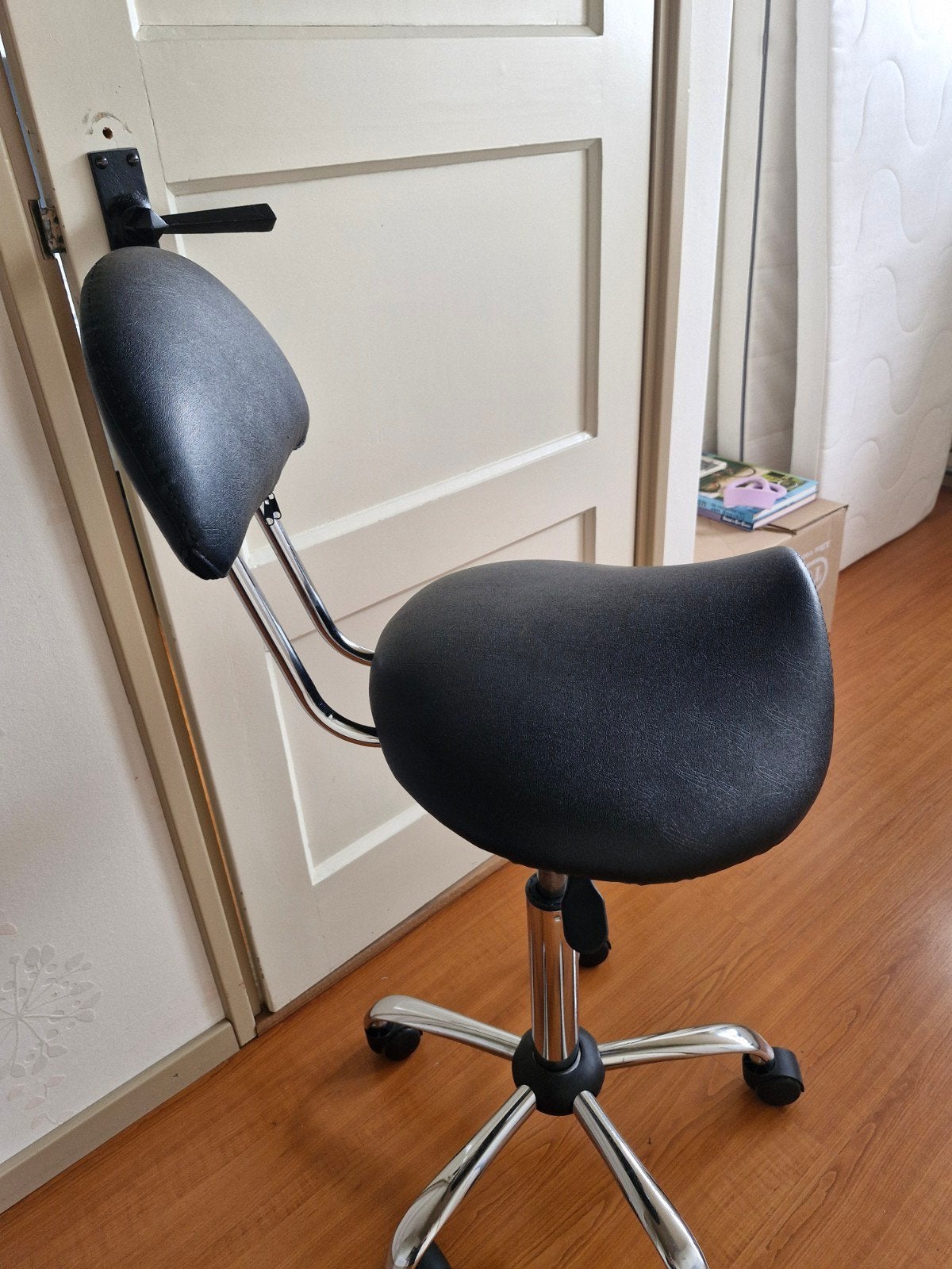 Zwarte ergonomische zadelkruk met rugleuning, Ophalen of Verzenden, Zo goed als nieuw, Zwart, Bureaukruk