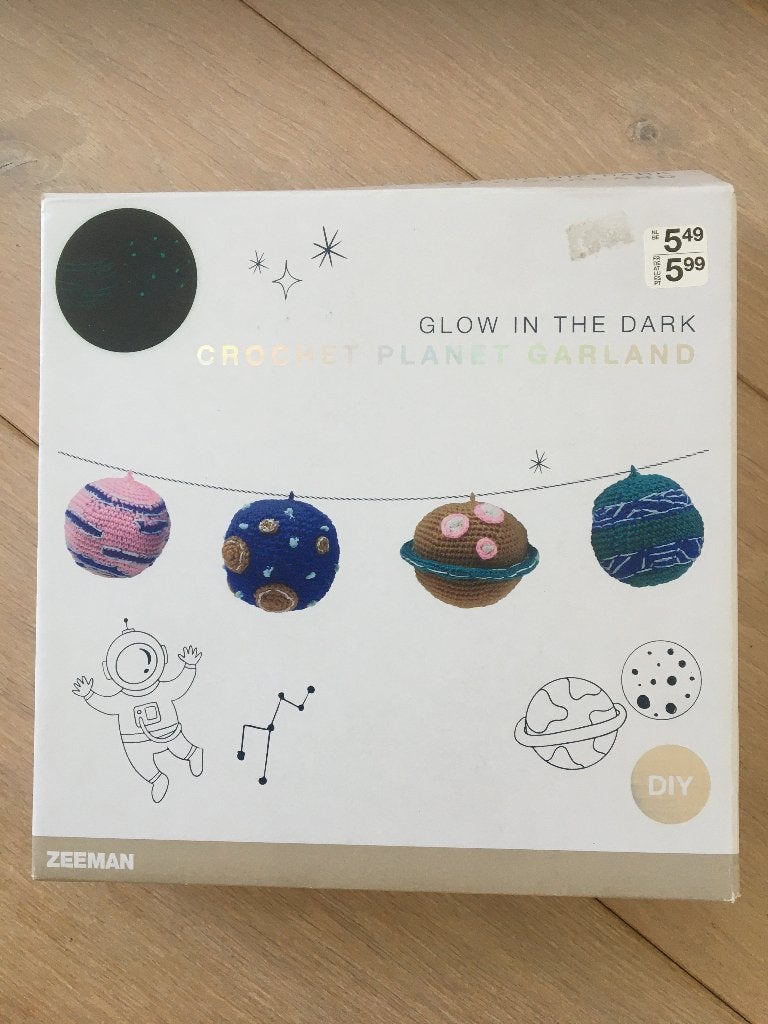 DIY haakpakket Glow-in-the-Dark planeten slinger | NIEUW, Hobby en Vrije tijd, Ophalen of Verzenden, Nieuw, Haken, Wol of Garen