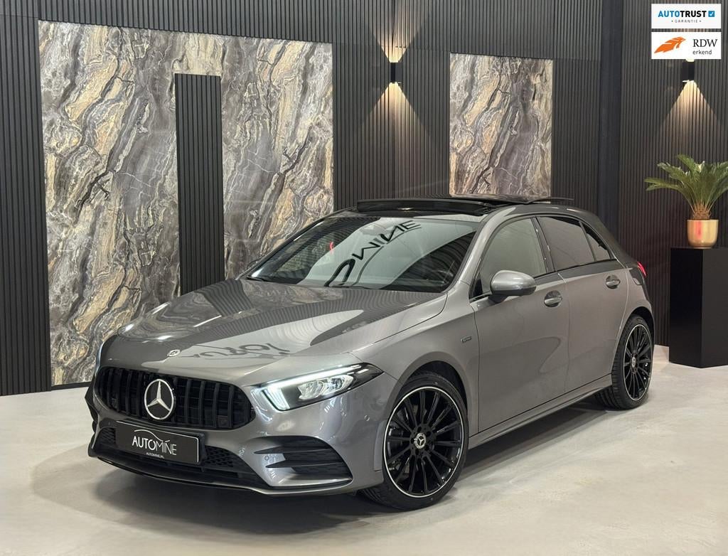 Mercedes-Benz A-klasse 250e AMG Launch Ed|PANO|SFEER|360cam|, Auto's, Mercedes-Benz, Gebruikt, 4 cilinders, 15 kWh, Plug-in hybride