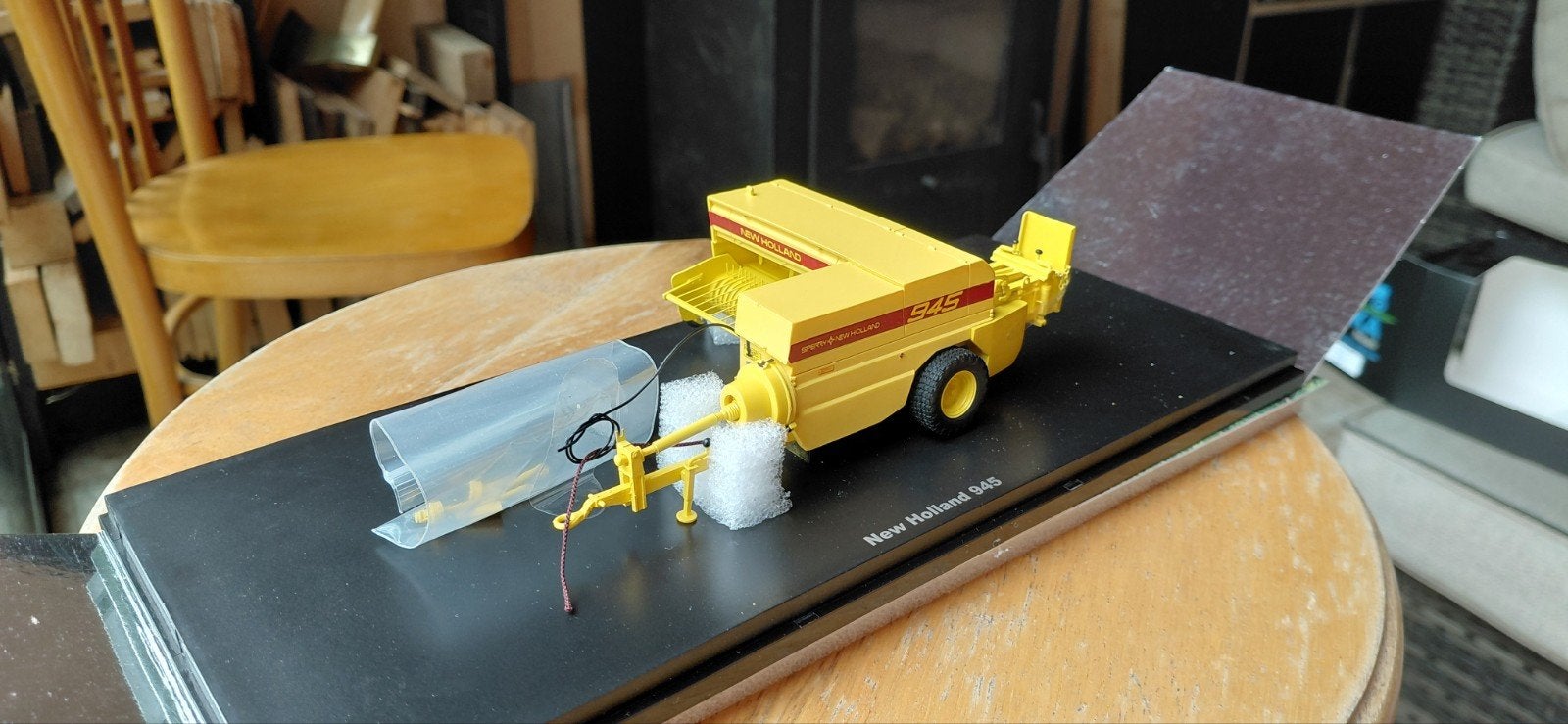 NEW HOLLAND 945 balenpers VKA models, Hobby en Vrije tijd, Modelauto's | 1:32, Ophalen of Verzenden, Zo goed als nieuw, Tractor of Landbouw
