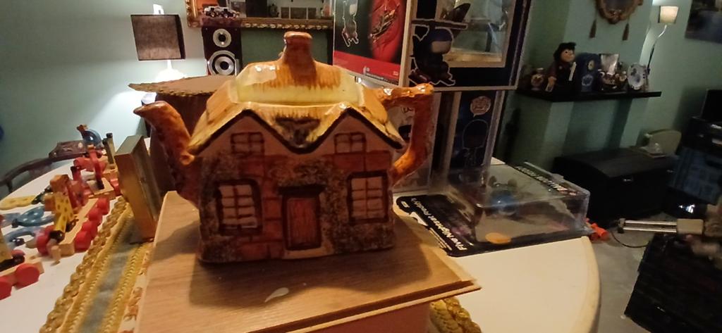 Unieke theepot in de vorm van een huisje, Antiek en Kunst, Antiek | Keramiek en Aardewerk, Ophalen of Verzenden